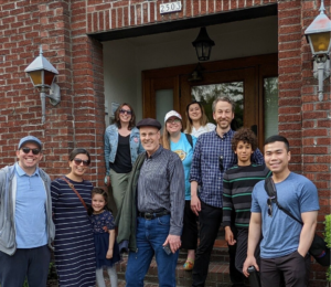 Group od PSU families 10 people with guide in front of masonry apartment entrance